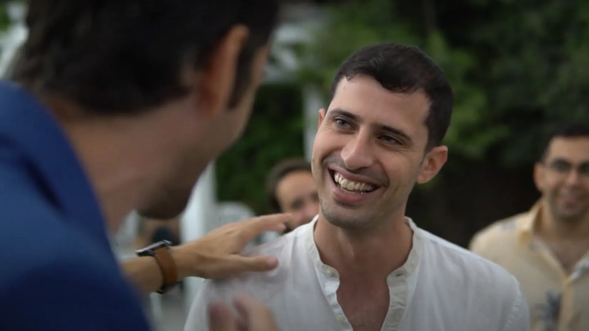 צילום תקריב טבעי של אורח צוחק במהלך המופע