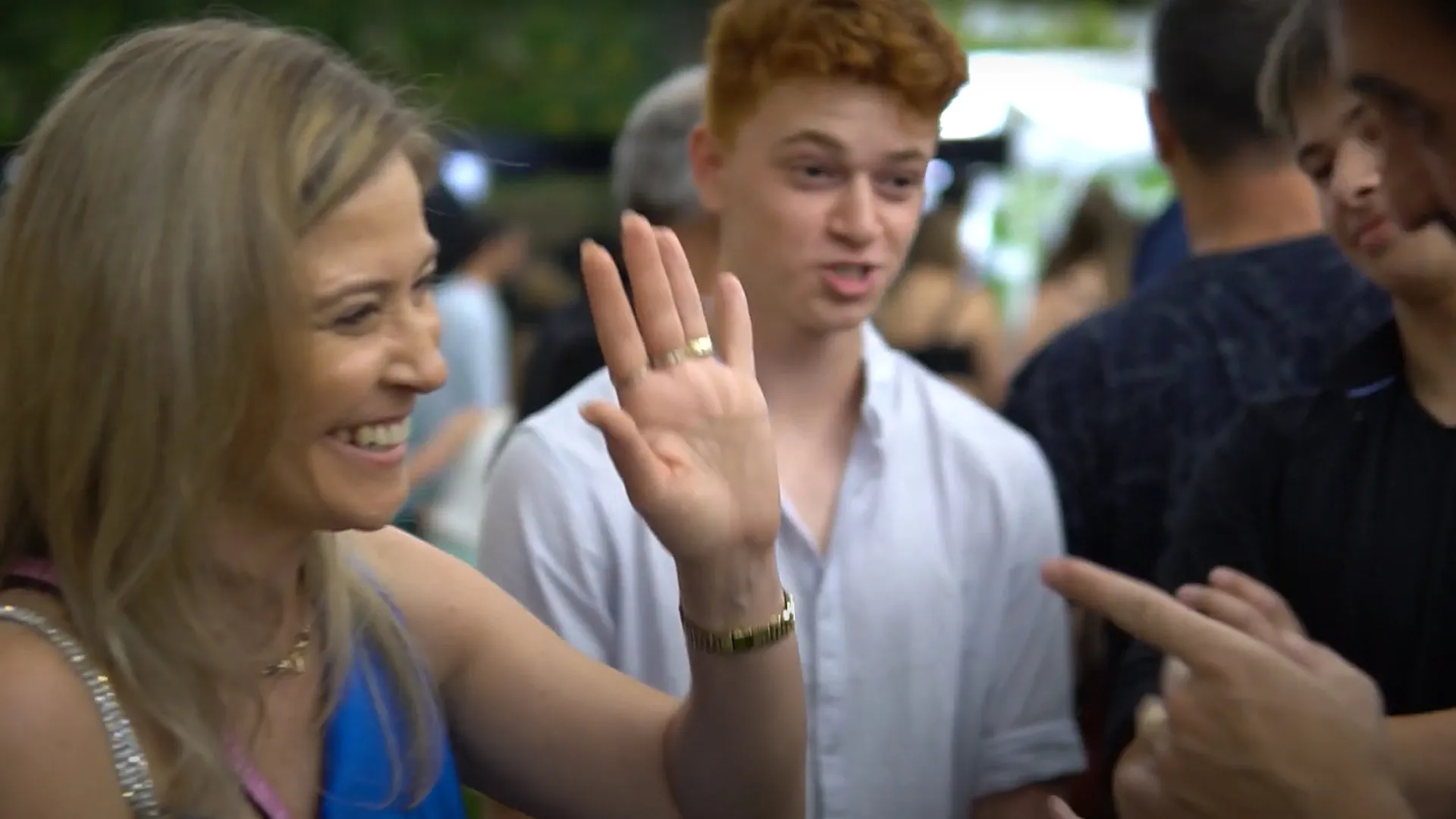 בן רוד מדבר עם אורחת