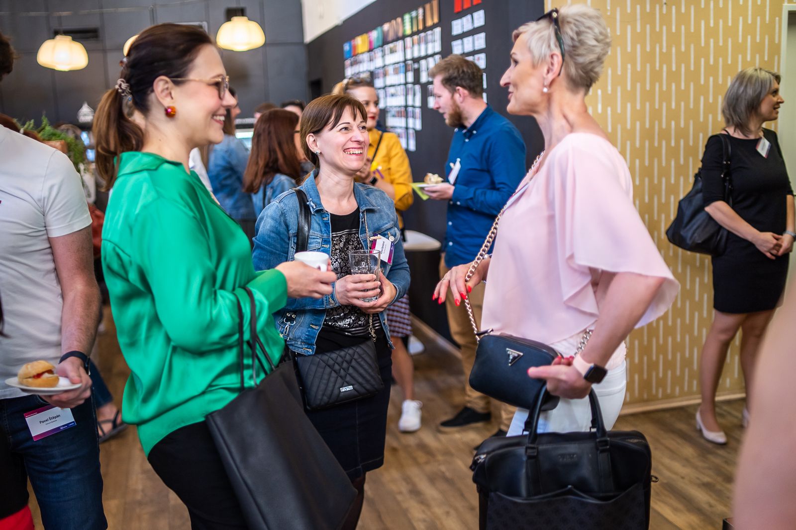 Účastnice si povídají u kávy při networkingu