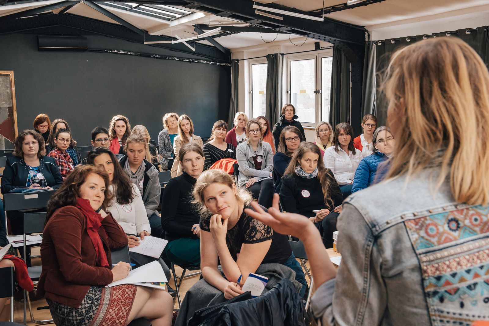 Účastnice workshopu poslouchají lektorku