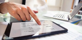 El reglamento VeriFactu llevaba meses generando dudas entre empresas y autónomos: ¿cuándo será obligatorio?, ¿tengo que cambiar ya mi programa de facturación?, ¿llego a tiempo? Con la publicación del nuevo Real Decreto-ley en el BOE se confirma lo que muchos esperaban: se amplía el plazo para adaptar los sistemas de facturación a los requisitos del Real Decreto 1007/2023. Es decir, VeriFactu se retrasa de forma oficial.
