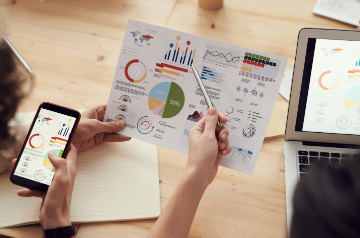 El big data es una tecnología que ha venido para quedarse. Cuando hablamos de esta tecnología asociada a la gestión inmobiliaria, sus beneficios son numerosos, dado que puede ayudar a prever la rotación de inquilinos y a fijar precios dinámicos según la demanda actual en el mercado inmobiliario. Esta estrategia puede ayudar a aumentar la rentabilidad de los inmuebles.
