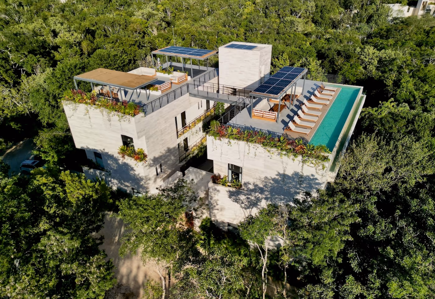 Paneles solares en unos de nuestros desarrollos inmobiliarios en Tulum