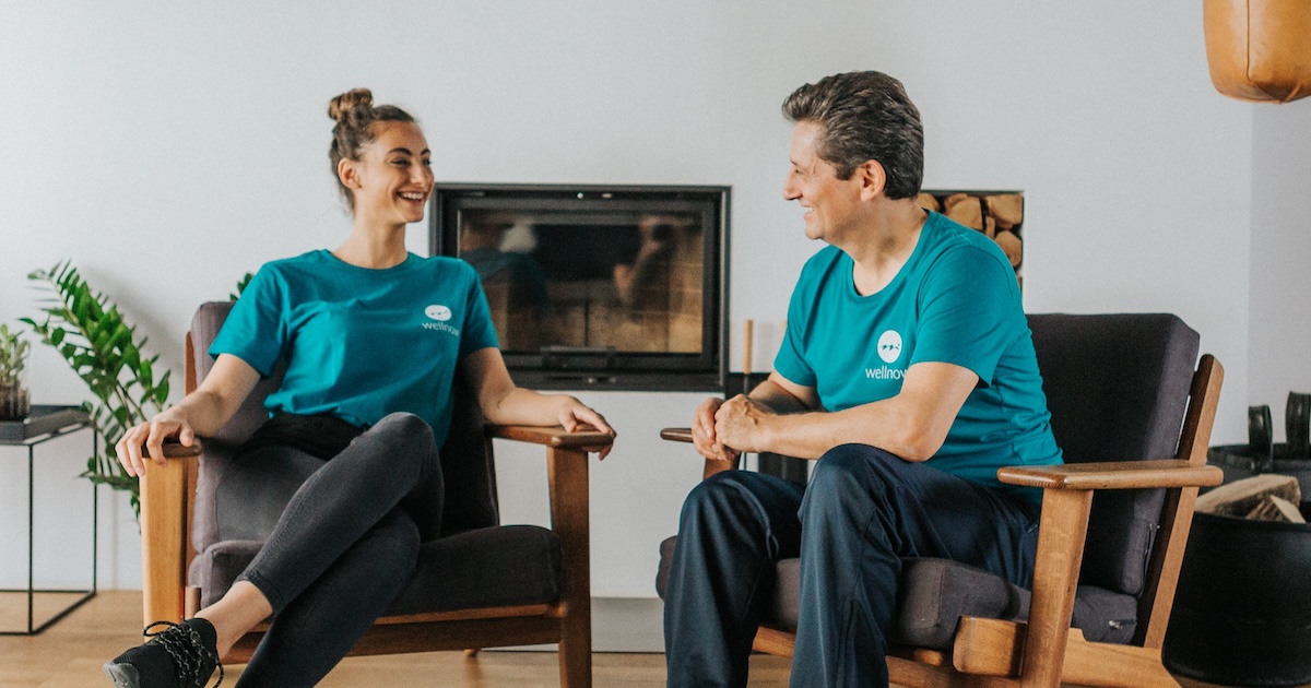 Zwei Therapeuten von Wellnow im Gespräch