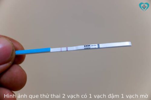 Hình ảnh que thử thai 2 vạch có 1 vạch đậm 1 vạch mờ