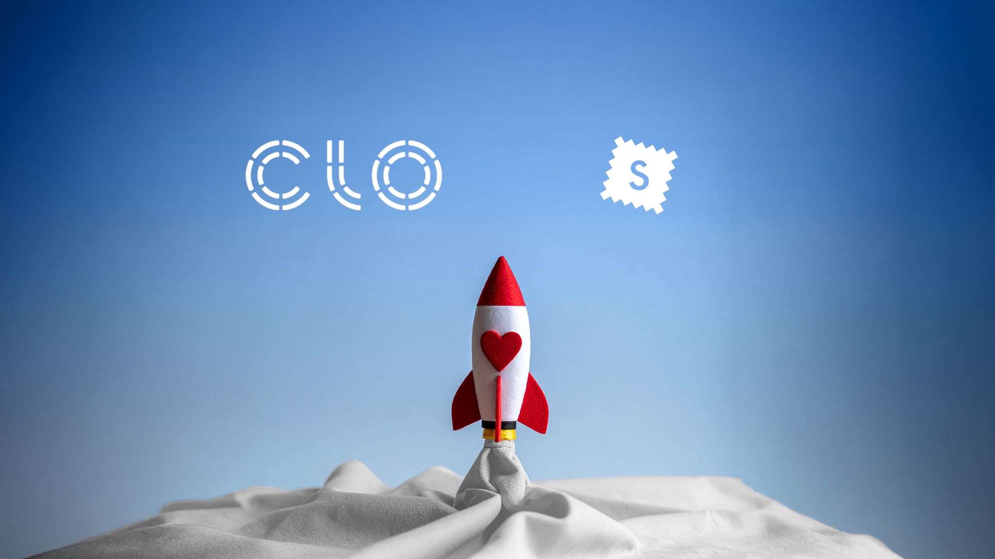Une fusée en tissu ornée d'un cœur rouge s'envolant dans un ciel bleu, avec les logos CLO et Swatchbook