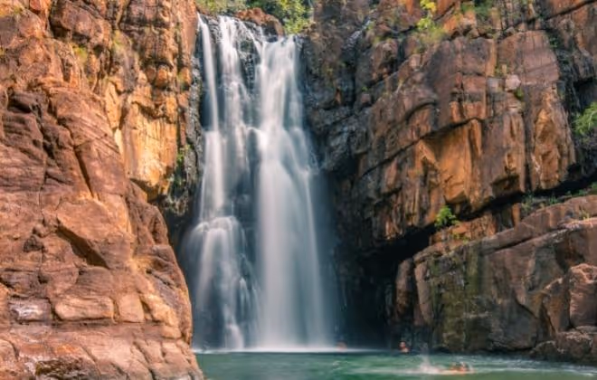 Discover ancient sandstone cliffs in Nitmiluk National Park