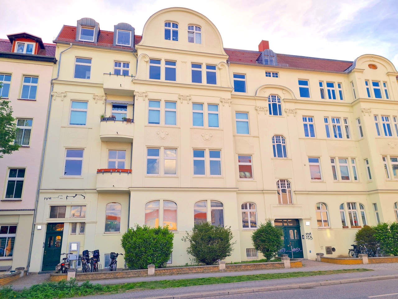 Großzügig wohnen in Stadtfeld-Ost: Helle Räume, Balkon & neue Wohnungseingangstür