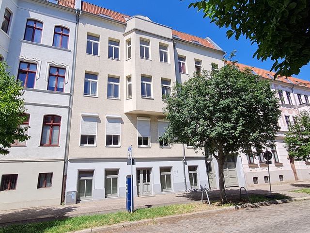 Groß wie ein Haus! 4-Zimmer-Altbauwohnung mit Erker & Balkon in Uninähe - Magdeburg