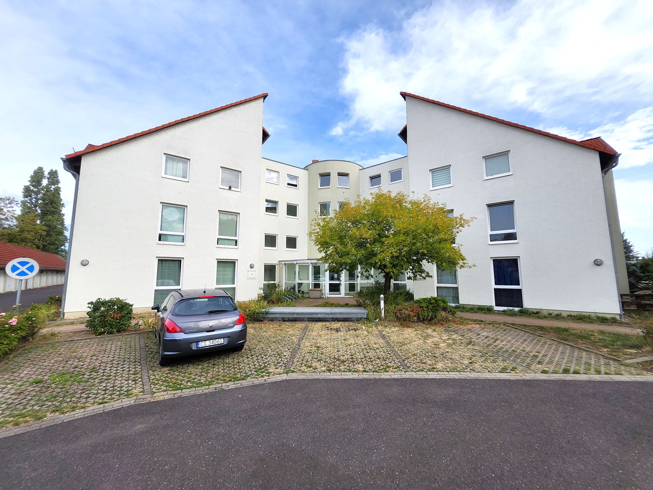 Vermietete 2-Zimmer-Wohnung mit Einbauküche & 2 Stellplätzen in Magdeburg - Salbke