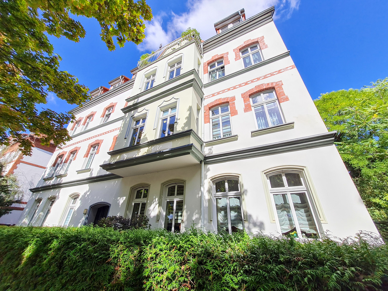 Helle DG-Wohnung mit 2 Balkonen & Stellpl. in grüner Umgebung in MD-Brückfeld