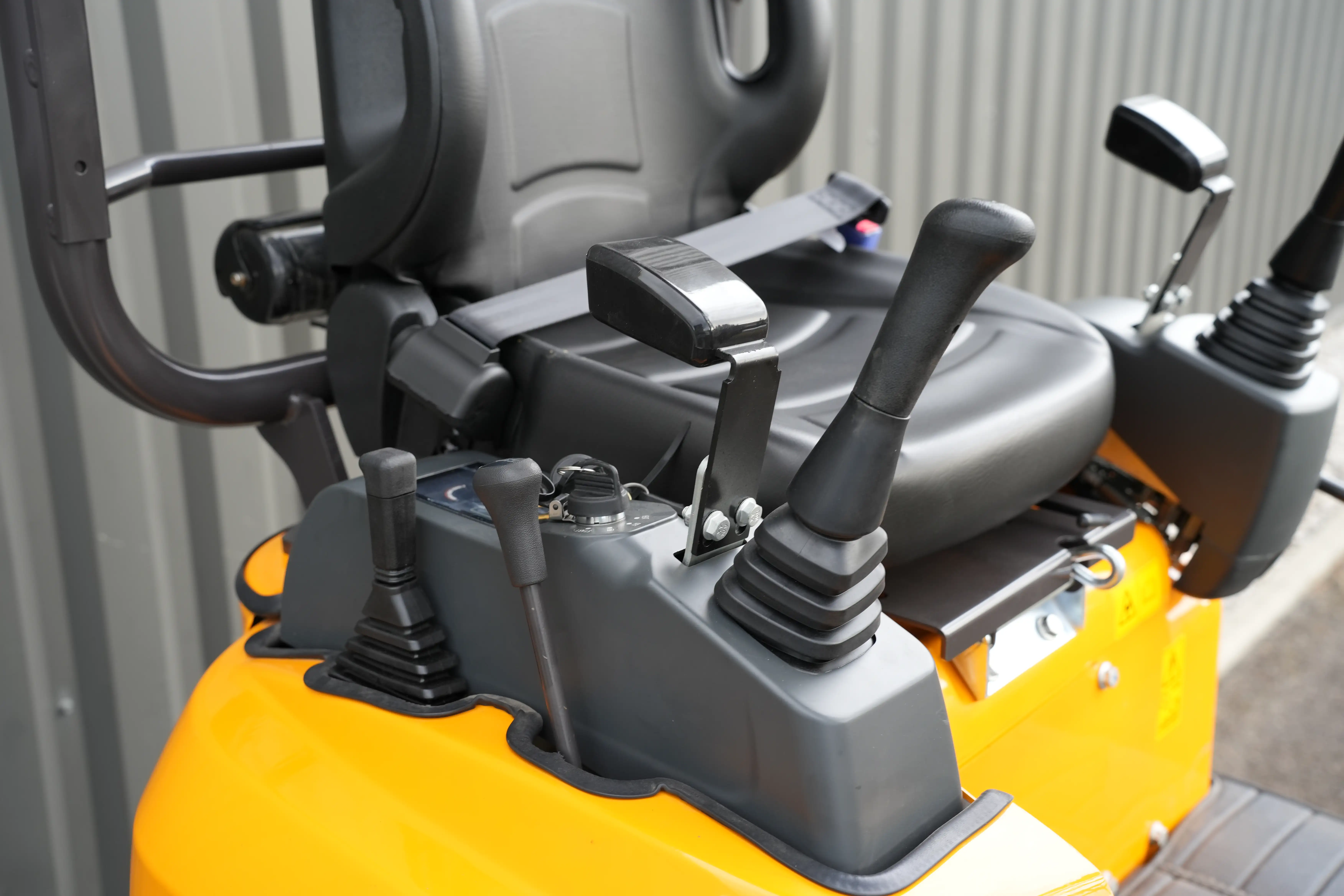 Mini Pelle XN 16-8 commandes