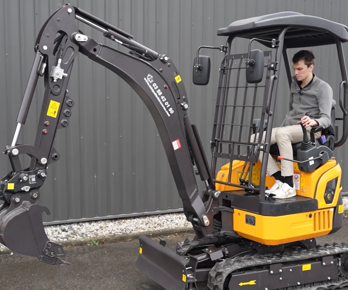 Mini Pelle XN20 de biais