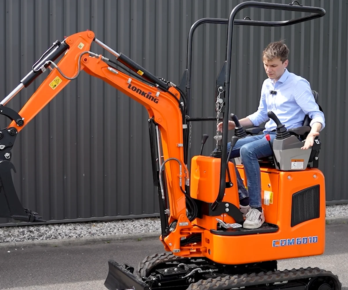 Mini Pelle 6010 et conducteur