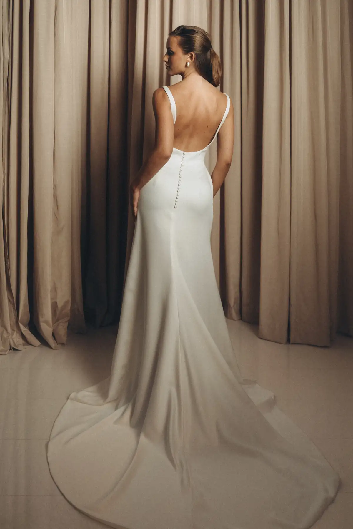 Bridalstory Minimal Studio Solene 2 u boot rückenfrei Schlitz minimalistisch schlicht