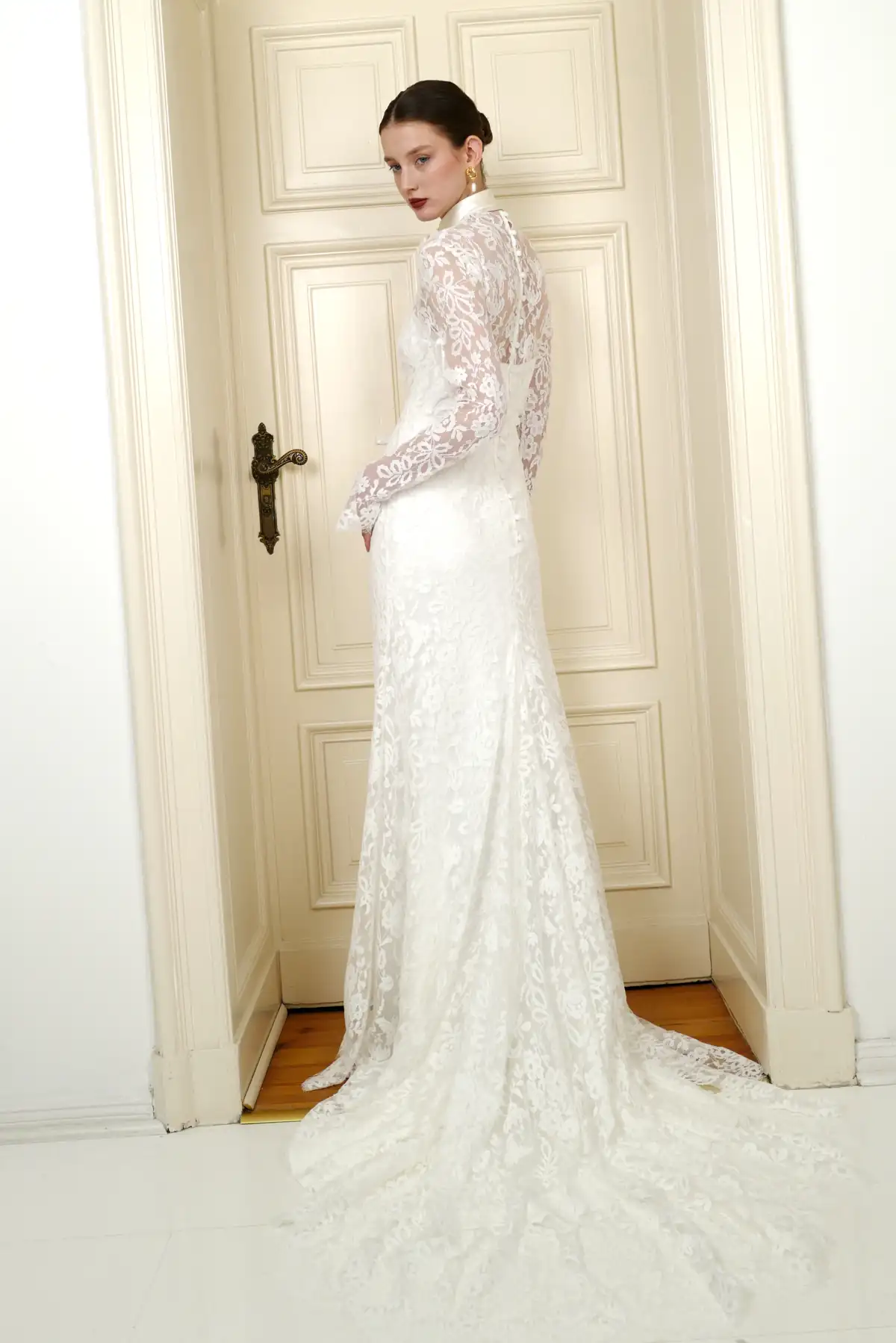 hochzeitskleid spitze slip kleid in seide lange ärmel hoher kragen 