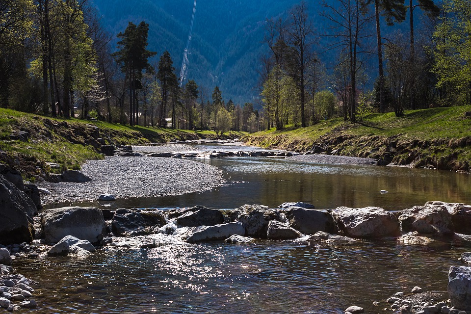 A água d'um rio é pura, quando brota da nascente; Pelo seu curso, uma "aventura"....