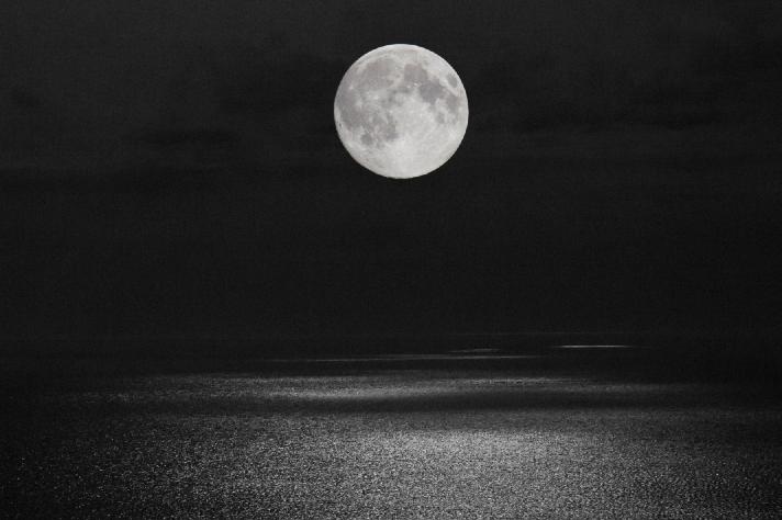 Eu e o luar... Sozinhos... tanta vez, a celebrar?! A minha pequenez...