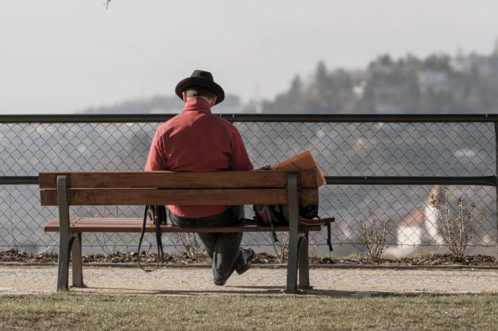 Poeta solitário repleto de sentimento deste imaginário e sonhador - além de...