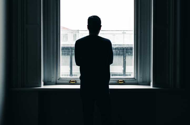 Calaram-se as palavras no ruído do silêncio!... As sílabas retalharam as letras em lâminas sufocadas na garganta!... 