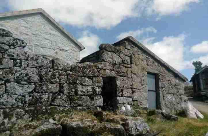 Sabes, já fui palácio, já fui castelo, já fui solar, tudo dependia de quem me vestia...