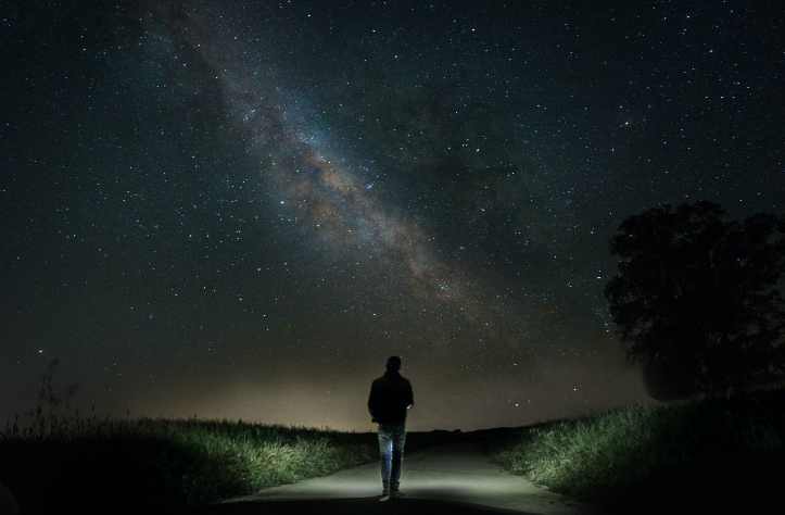 Para uma melhor compreensão e que possamos simultaneamente fazer uma comparação, vamos analisar a hierarquia no Planeta Terra, descendo até nós, simples cidadãos....