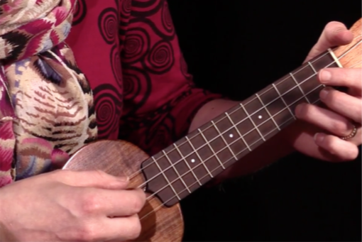 Ukulelen soittoasento ja käsien asennot
