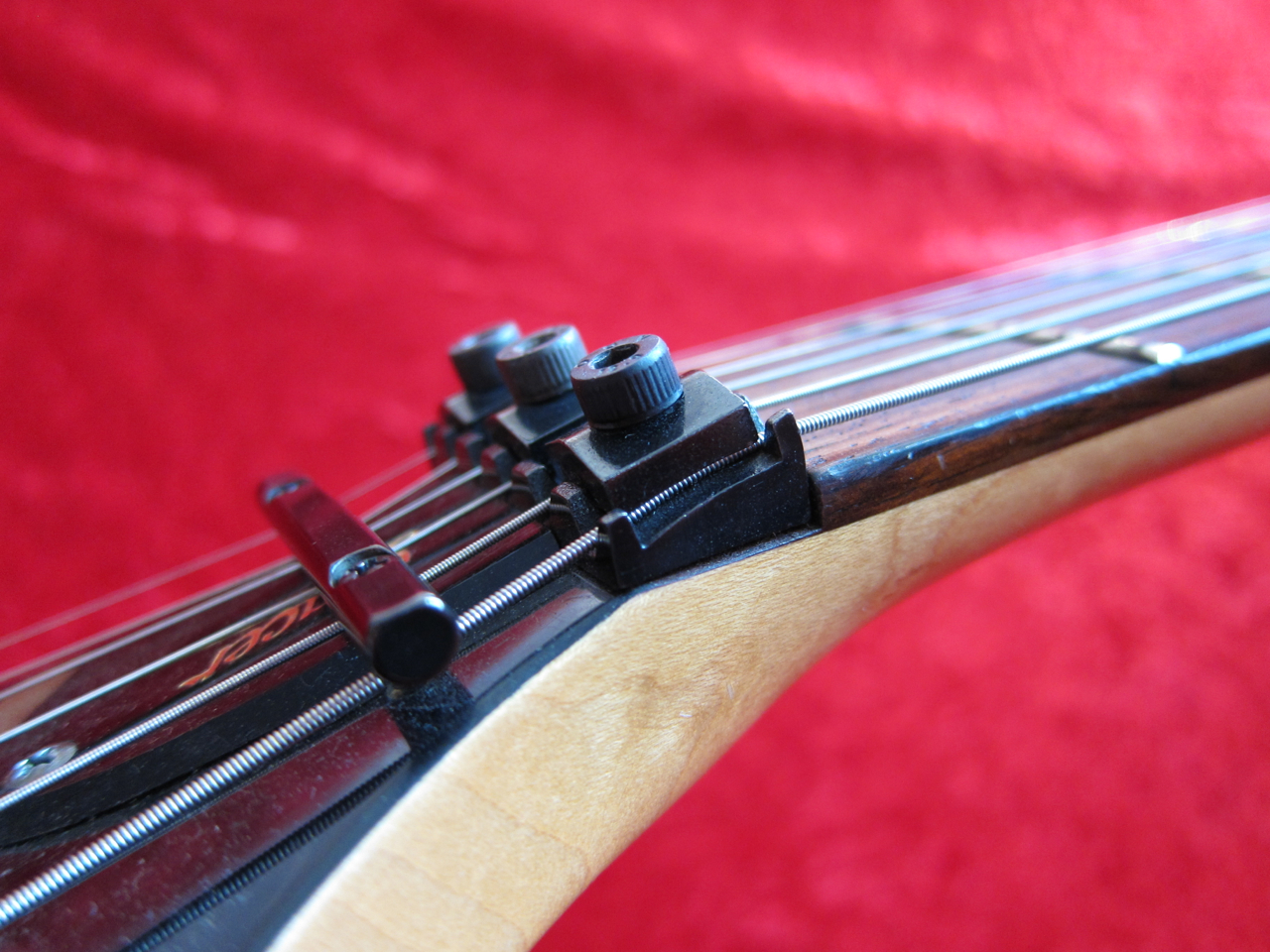 Lukittu satula Floyd Rose -kitarassa