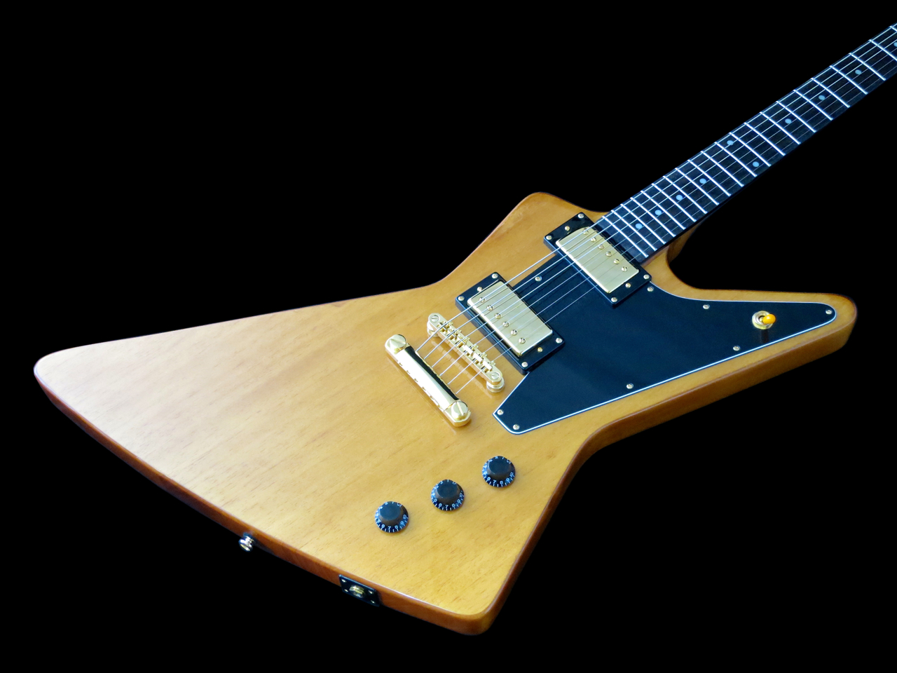 Epiphone Korina Explorerin talla, kieltenpidin ja mikrofonit