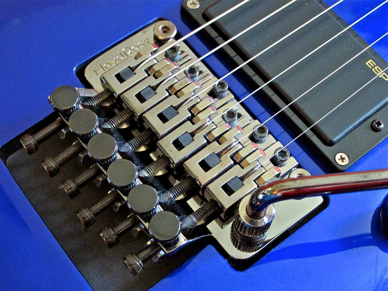 Floyd Rose -lukkovibratalla sähkökitarassa