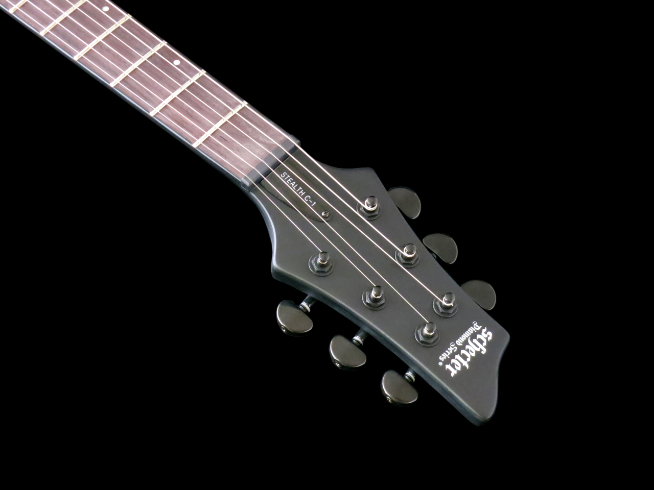 Schecter Stealth C-1:n lapa ja mustat Schaller-tyyliset virittimet
