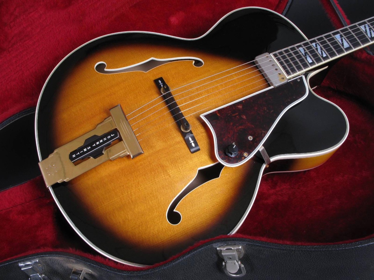 Gibson Johnny Smith -jazzkitara yhdellä kaulamikrofonilla