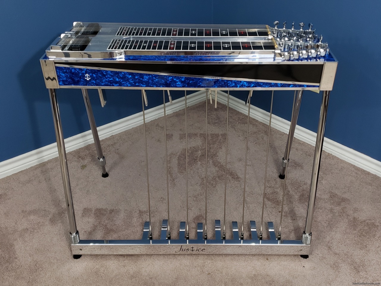 Pedal steel -kitara pedaaleineen ja polvivipuineen