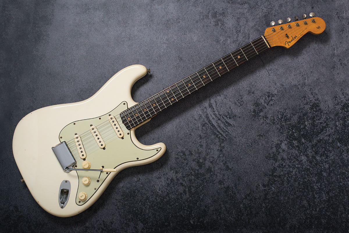 Fender Stratocaster vuodelta 1963, ruusupuuotelauta ja kolmen värin sunburst