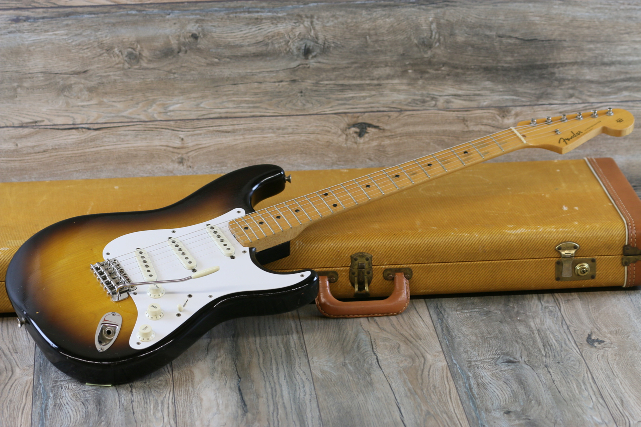 Fender Stratocaster vuodelta 1957, vaahterakaula ja kahden värin sunburst