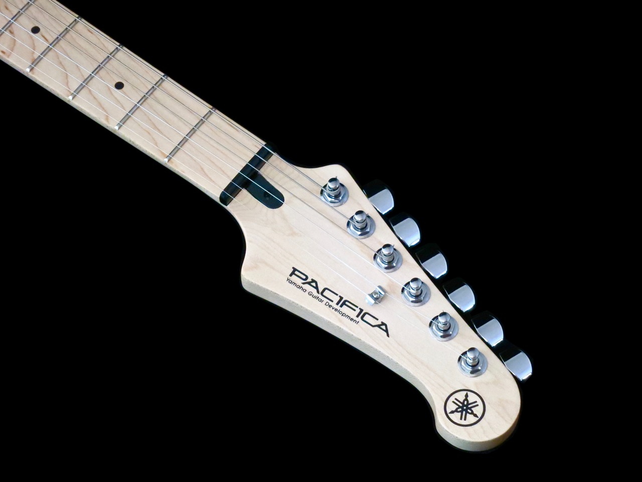 Yamaha Pacifica 112V:n mikrofonit ja säätimet