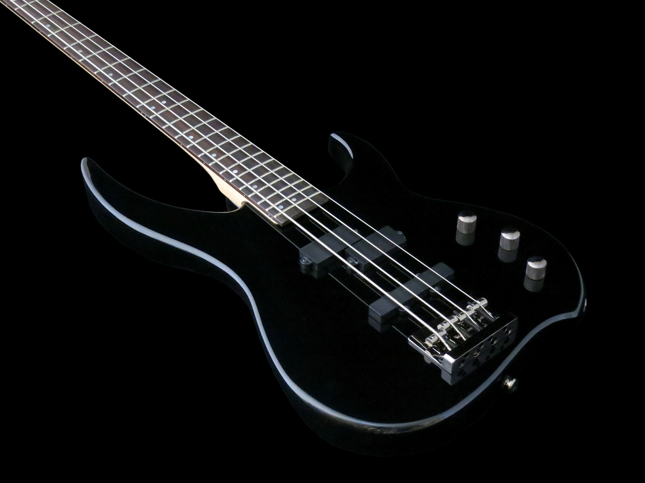 Samick Delta DB-104:n Gotoh-talla ja mikrofonit