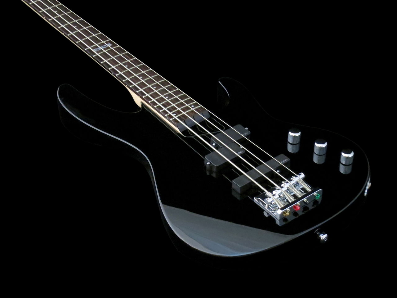 LTD B-50 EMG:n EMG-aktiivimikrofonit ja talla