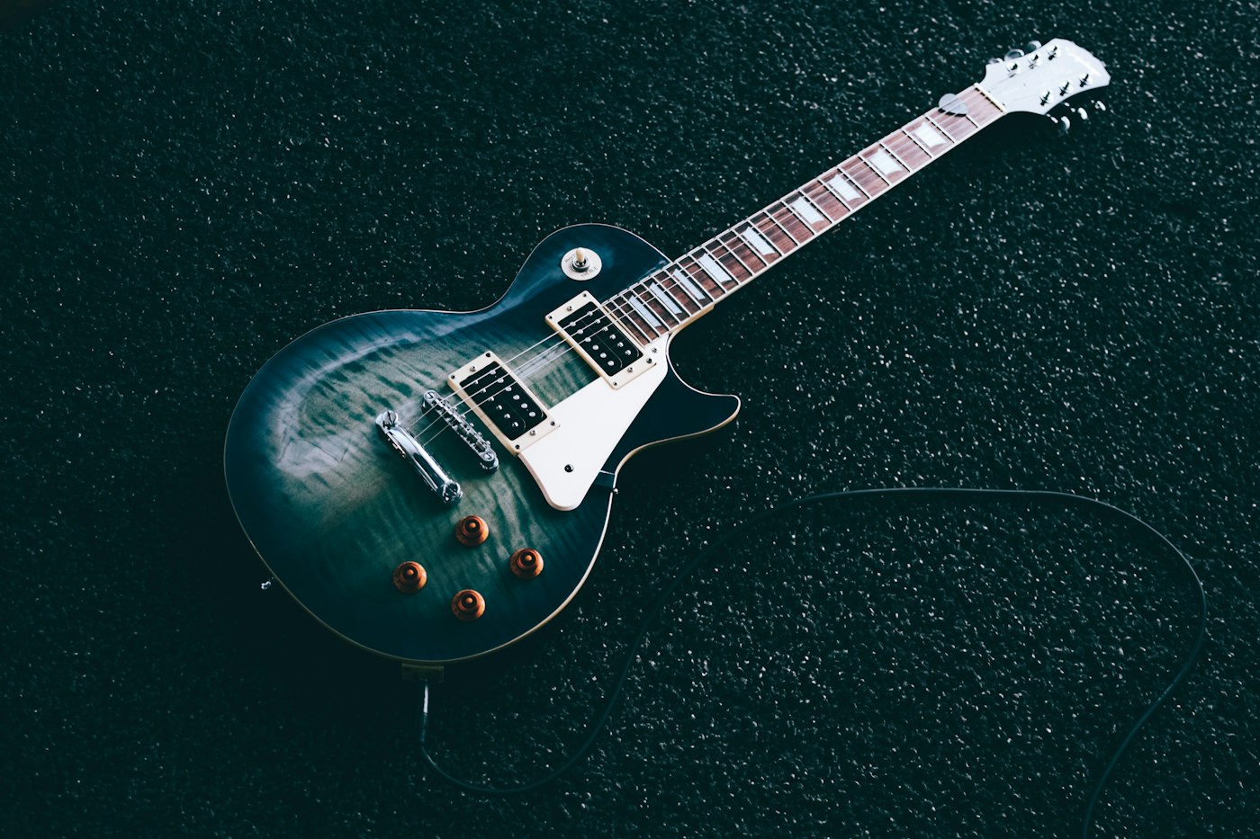Les Paul -tyylinen kitara: yksi cutaway, kaareva kansi, kaksi humbucker-mikrofonia ja neljä säädintä