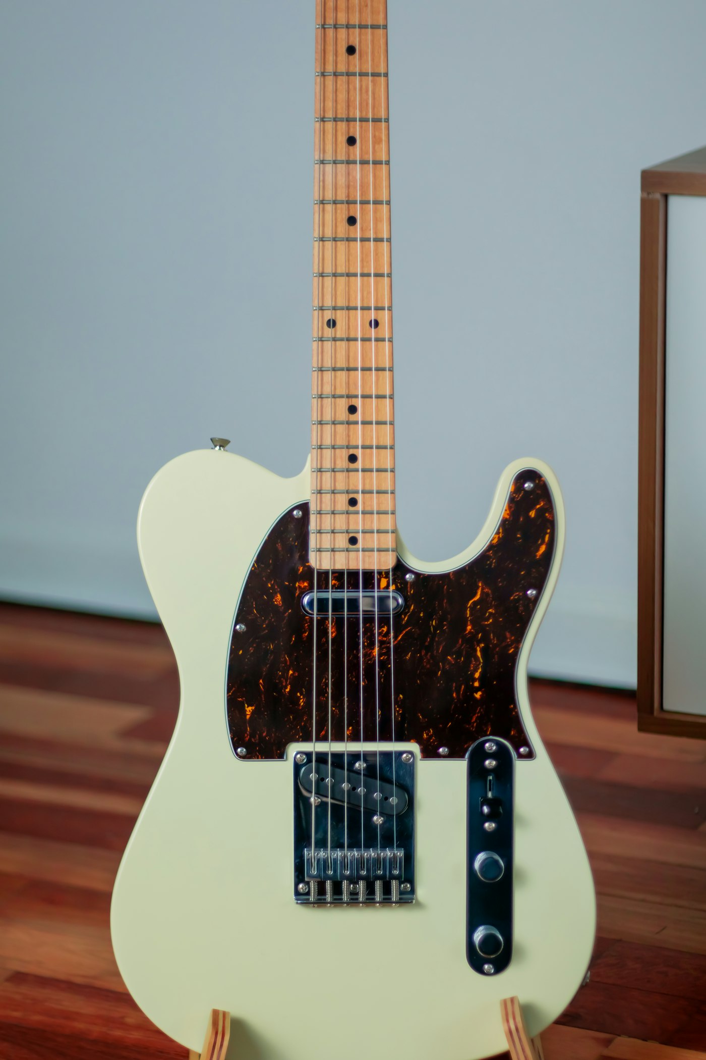 Vaalea Telecaster: kiinteä talla, metallinen tallamikrofonin levy ja vaahterakaula