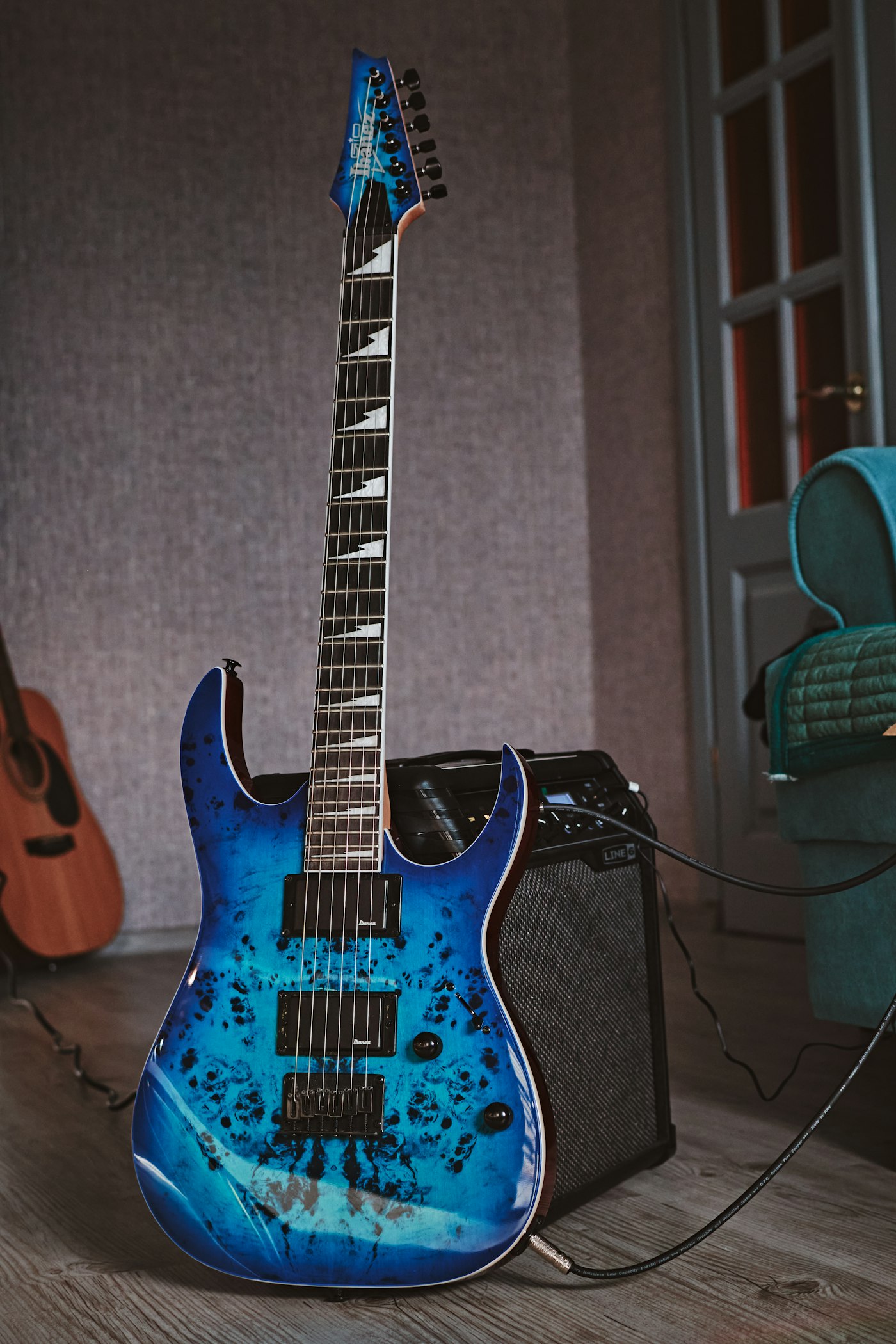 Superstrat-kitara: terävät sarvet, ohut kaula, humbucker-mikrofonit ja kelluva talla