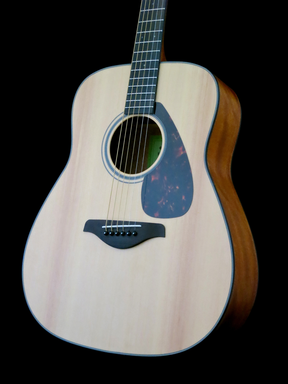 Yamaha FG800M -akustinen kitara kokopuisella kuusikannella