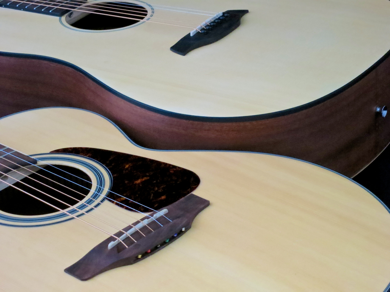 Takamine GN10NS -kitaran nastaton talla, jossa kielet pujotetaan tallan läpi