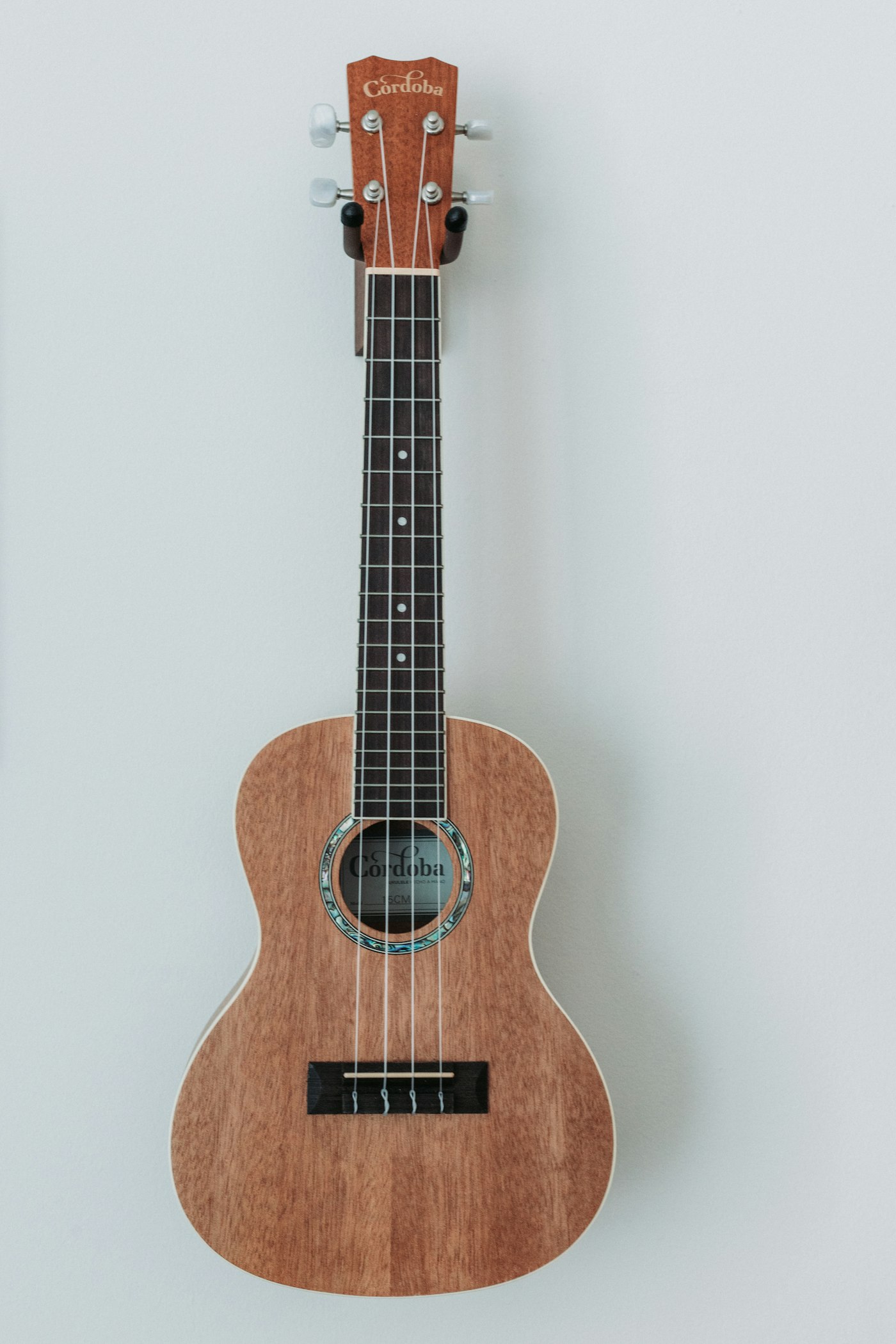 Ukulele pöydällä