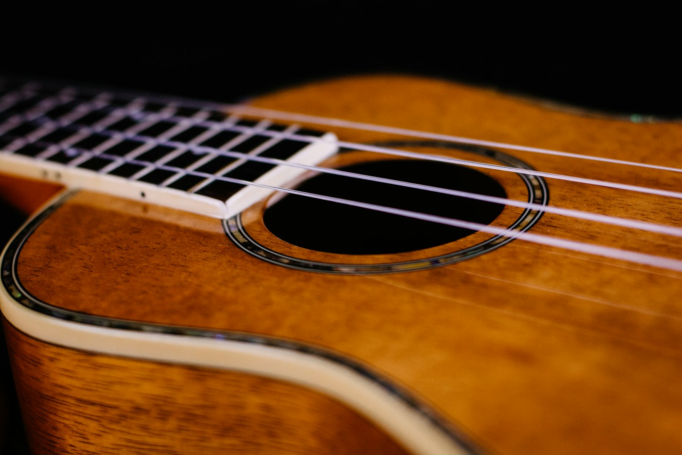 Ukulelen kaula ja kielet lähikuvassa