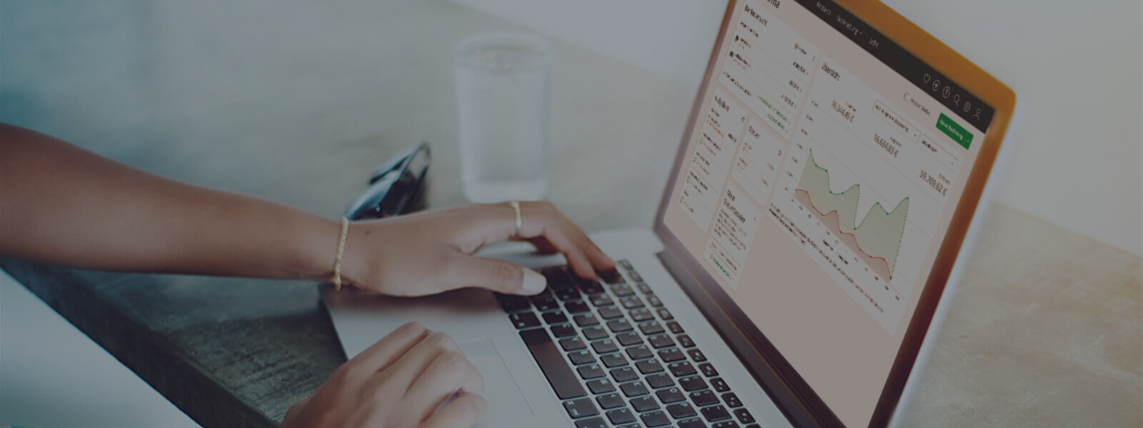 Aufgeklapptes Laptop auf einem Tisch, auf dessen Bildschirm ein Screen der Buchhaltungssoftware lexoffice zu sehen ist