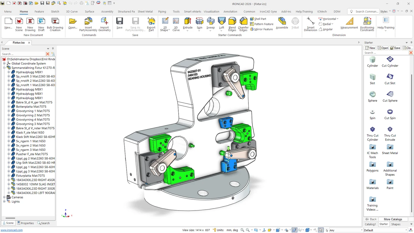 Hydraulisk fixtur från Tooli öppnad i IRONCAD med gröna spännelement, sammanställningsträd och katalog