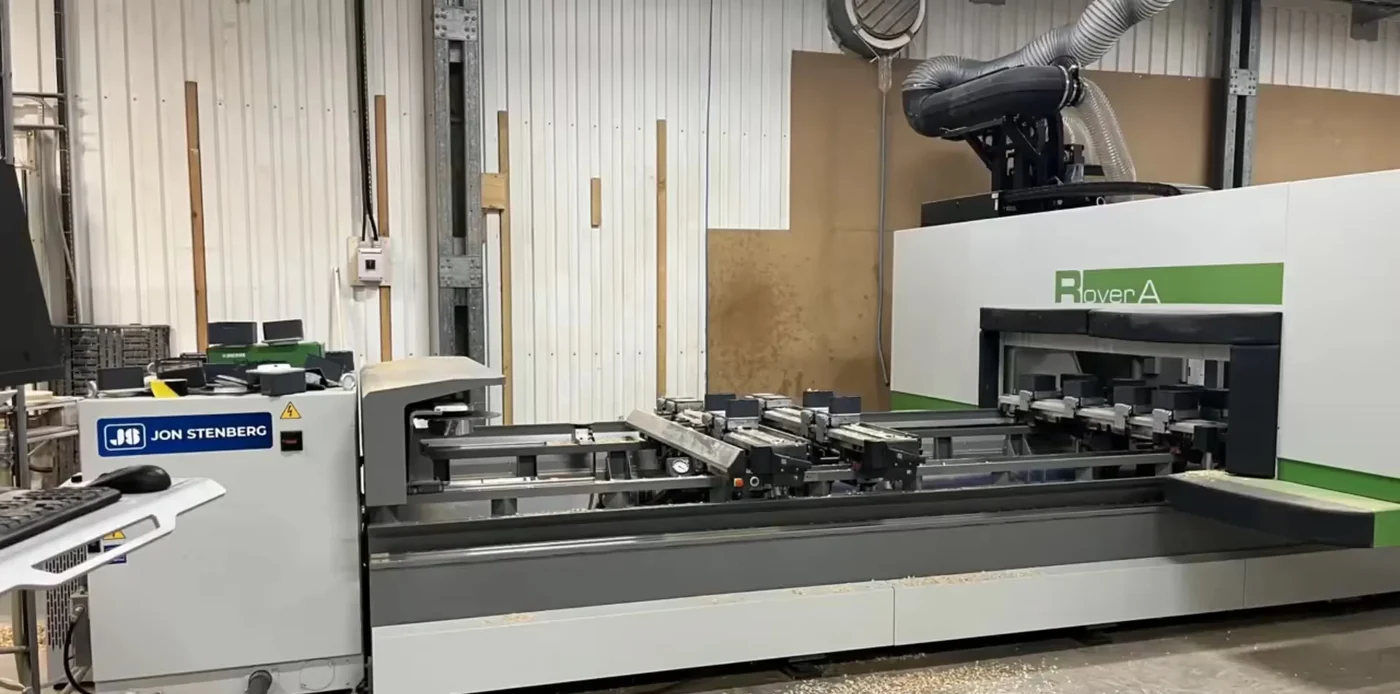 Biesse Rover A CNC-fräs i Astebergs snickeri i Hyssna, med skivdelar på bordet och postprocessor från WoodLAB