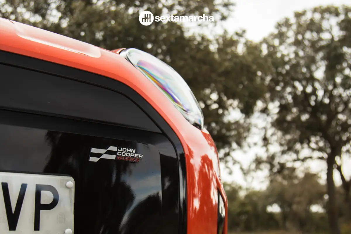 Insignia del paquete JCW en el Aceman