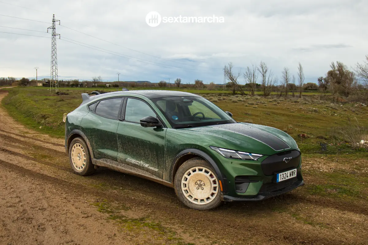 Ford Mustang Mach-E Rally en una pista de tierra